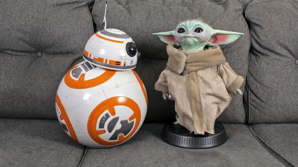 Baby Yoda junto a una gran réplica de BB-8