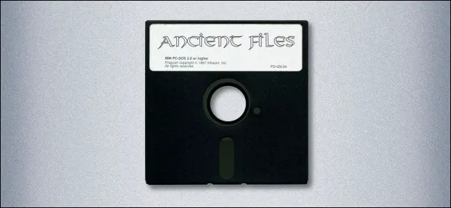 Un disquete de 5,25 pulgadas con la etiqueta "Archivos antiguos".