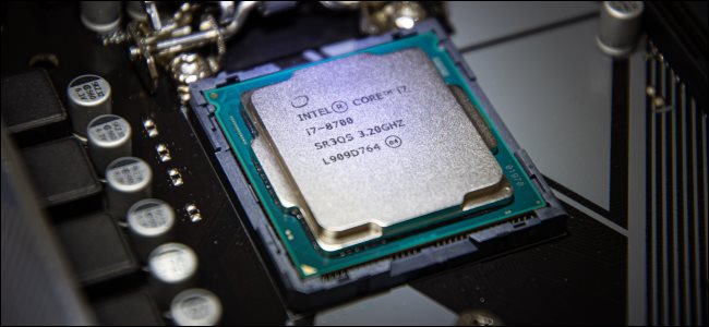 Una CPU Intel en un zócalo de placa base.