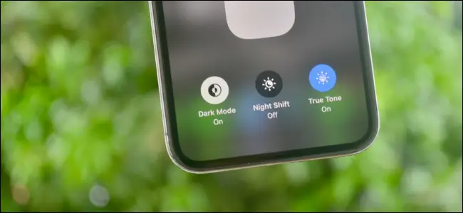 El botón de turno de noche de iOS en un iPhone.